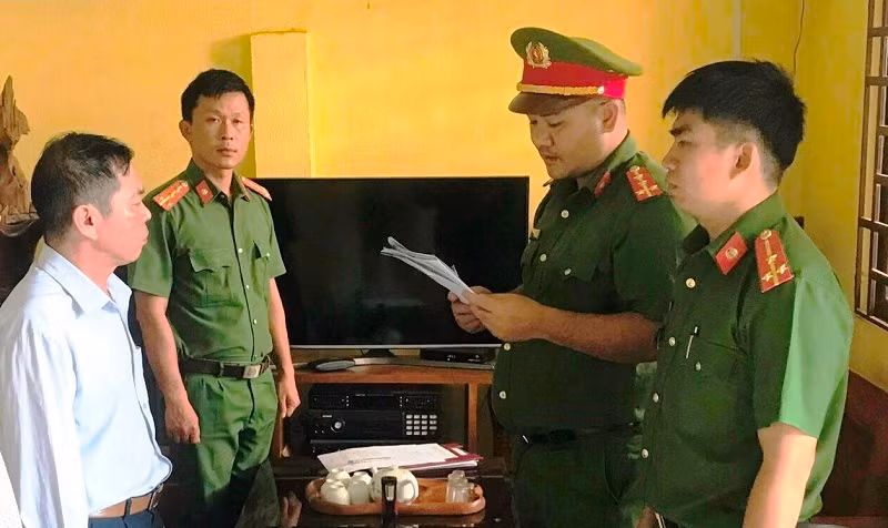 Cơ quan Cảnh sát Điều tra Công an tỉnh Đắk Nông tống đạt quyết định tố tụng đối với Lê Văn Anh.