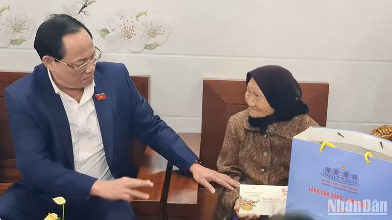 Thay mặt lãnh đạo Đảng, Nhà nước, Phó Chủ tịch Quốc hội Trần Quang Phương đã tới thăm, chúc Tết một số gia đình có công trên địa bàn thị trấn Kiến Đức, huyện Đắk R'Lấp, tỉnh đắk Nông.