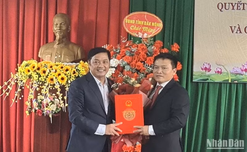 Phó Chủ tịch Ủy ban nhân dân tỉnh Đắk Nông Lê Trọng Yên trao quyết định của Ủy ban nhân dân tỉnh Đắk Nông về việc bổ nhiệm ông Khương Thanh Long giữ chức vụ Giám đốc Ban Quản lý Vườn quốc gia Tà Đùng tỉnh Đắk Nông.