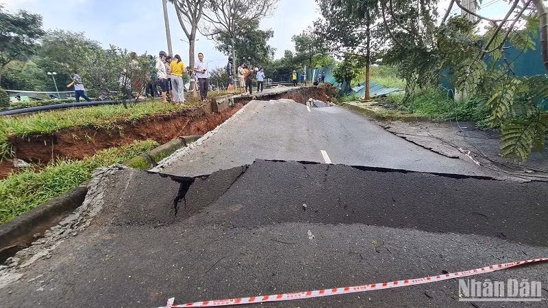 Diễn biến của điểm sụt trượt trên đường Hồ Chí Minh đoạn qua thành phố Gia Nghĩa, tỉnh Đắk Nông ngày càng phức tạp, cơ quan chức năng đã phát hiện dưới nền sụt có mạch nước chảy âm. Diễn biến của điểm sụt trượt trên đường Hồ Chí Minh đoạn qua thành phố Gia Nghĩa, tỉnh Đắk Nông ngày càng phức tạp, cơ quan chức năng đã phát hiện dưới nền sụt có mạch nước chảy âm.