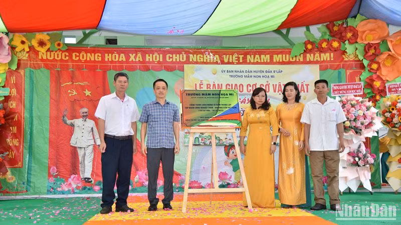 Tập đoàn Công nghiệp Than-Khoáng sản Việt Nam - Công ty Nhôm Đắk Nông TKV tổ chức bàn giao cơ sở vật chất cho Trường mầm non Họa Mi, xã Quảng Tín, huyện đắk R'Lấp.