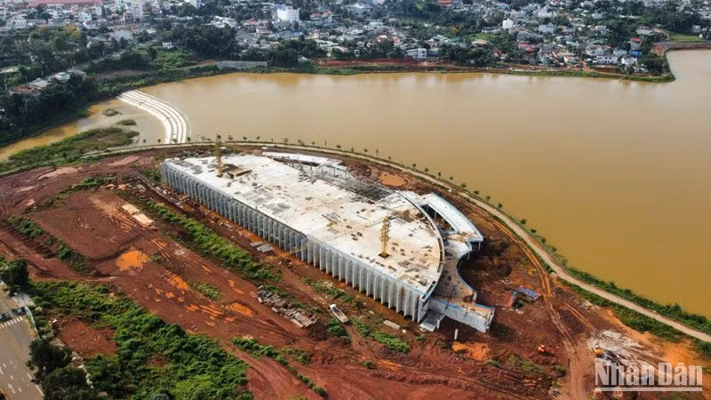 Dự án Quảng trường Trung tâm thành phố Gia Nghĩa là công trình trọng điểm, có ý nghĩa đặc biệt quan trọng để xây dựng Gia Nghĩa trở thành trung tâm kinh tế, chính trị, văn hóa - xã hội của tỉnh Đắk Nông nhưng đã “đắp chiếu” cả năm nay vì nguồn vật liệu san lấp vướng quy hoạch bô xít.