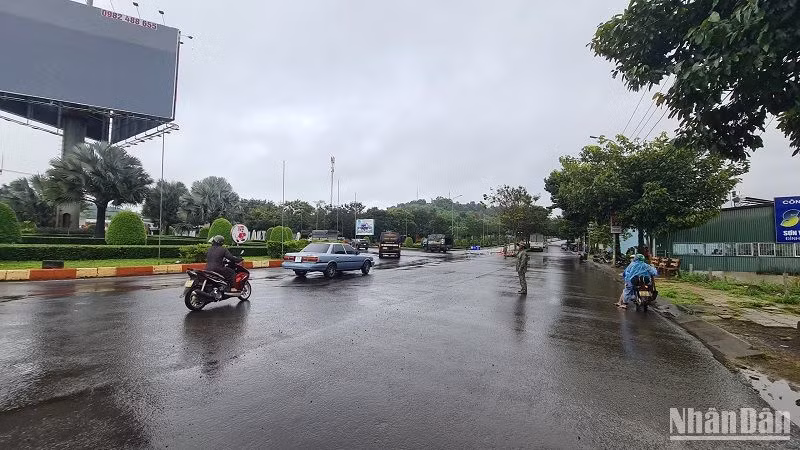 Đắk Nông tổ chức lực lượng trực, phân luồng giao thông, chống ùn tắc, bảo đảm an toàn cho người, phương tiện và tài sản của nhân dân khi đi qua khu vực sụt lún ở TP Gia Nghĩa.