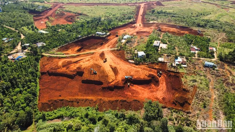 Khai trường bô xít đã được khai thông nhờ sự đồng thuận của người dân trong các phương án hỗ trợ, bồi thường giải phóng mặt bằng và tái định cư.