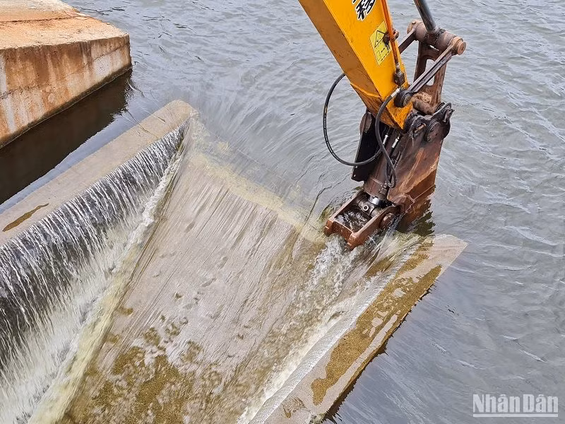 Hai ngưỡng tràn sẽ hạ thấp khoảng 2m so với hiện tại. Thời gian thực hiện hoàn thành khoảng từ 5-7 ngày.