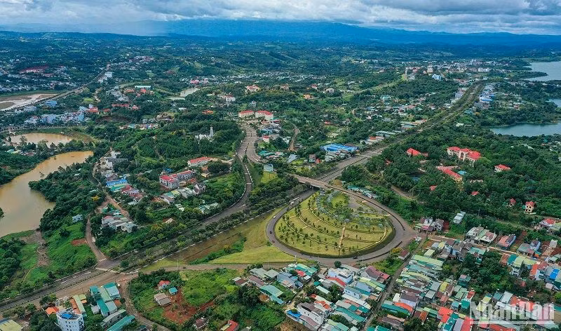 Trục hành lang đường Hồ Chí Minh-Quốc lộ 14 phát triển theo hướng bắc-nam, đóng vai trò huyết mạch giao thương của tỉnh với các tỉnh trung tâm vùng Tây Nguyên, các tỉnh Đông Nam Bộ, Thành phố Hồ Chí Minh. Trục hành lang đường Hồ Chí Minh-Quốc lộ 14 phát triển theo hướng bắc-nam, đóng vai trò huyết mạch giao thương của tỉnh với các tỉnh trung tâm vùng Tây Nguyên, các tỉnh Đông Nam Bộ, Thành phố Hồ Chí Minh.