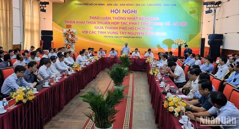 Quang cảnh hội nghị thảo luận, thống nhất kế hoạch triển khai thỏa thuận hợp tác phát triển kinh tế-xã hội giữa Thành phố Hồ Chí Minh với các tỉnh vùng Tây nguyên năm 2023 và giai đoạn 2024-2025.