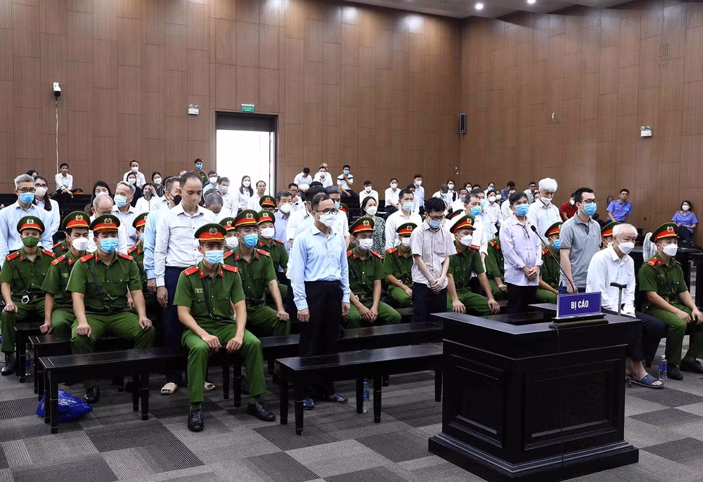 Quang cảnh phiên tòa xét xử sơ thẩm vụ án sai phạm trong quản lý, sử dụng đất đai tại tỉnh Bình Dương, gây thất thoát hàng nghìn tỷ đồng. (Ảnh TTXVN)