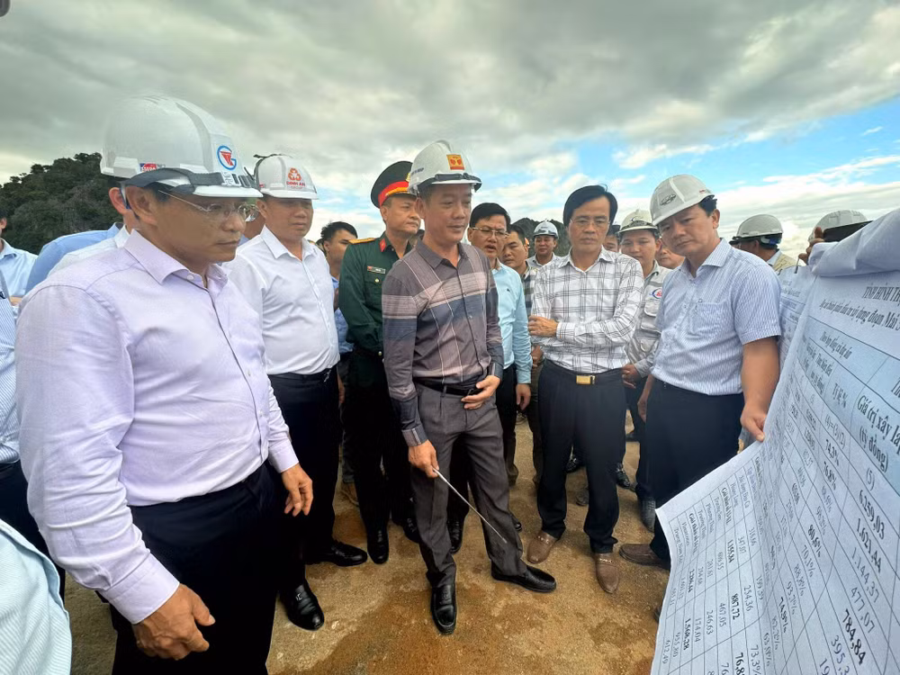 Bộ trưởng Nguyễn Văn Thắng (ngoài cùng bên trái) trực tiếp thị sát dự án thành phần Mai Sơn-Quốc lộ 45.