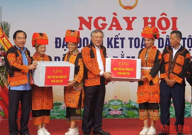 Đồng chí Nguyễn Hòa Bình trao tặng quà cho các gia đình chính sách tại hai thôn Pó Pằm và Trà Ký, Mẫu Sơn, Lộc Bình (tỉnh Lạng Sơn).