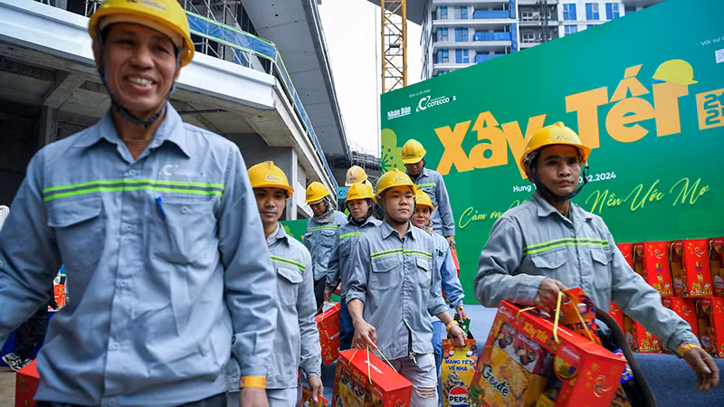 Công nhân phấn khởi khi được nhận quà Tết từ Chương trình "Xây Tết 2025" của Báo Nhân Dân. (Ảnh: THÀNH ĐẠT)
