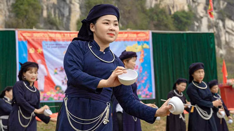 Trình diễn múa Bát tại điểm du lịch cộng đồng ở xã Nam Cường, huyện Chợ Đồn. (Ảnh NÔNG VUI) Trình diễn múa Bát tại điểm du lịch cộng đồng ở xã Nam Cường, huyện Chợ Đồn. (Ảnh NÔNG VUI)