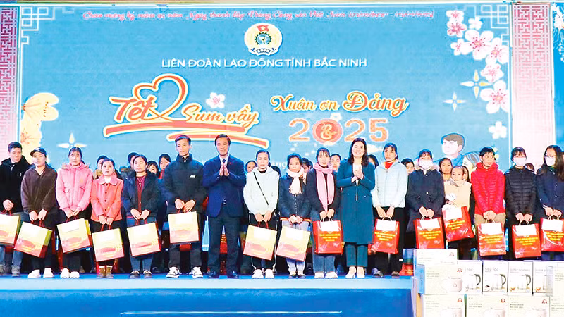 Gần 4.000 suất quà được trao tặng người lao động tại chương trình.