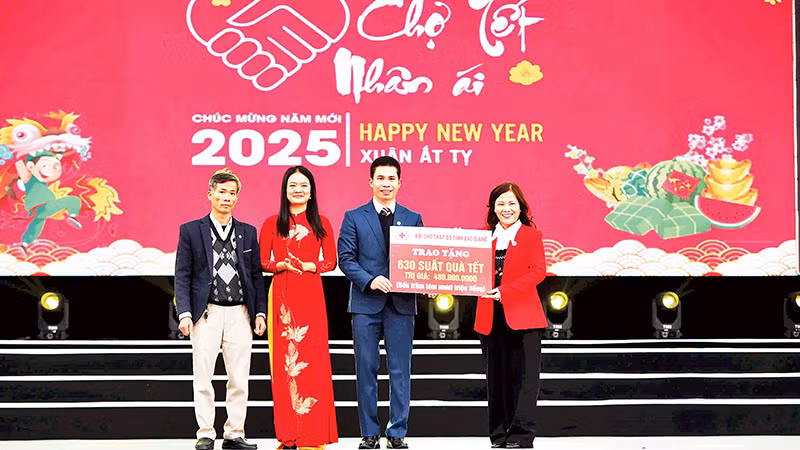 Lãnh đạo Hội Chữ thập đỏ tỉnh Bắc Giang và lãnh đạo huyện Hiệp Hòa trao 630 suất quà là nhu yếu phẩm tặng các hộ nghèo. Lãnh đạo Hội Chữ thập đỏ tỉnh Bắc Giang và lãnh đạo huyện Hiệp Hòa trao 630 suất quà là nhu yếu phẩm tặng các hộ nghèo.