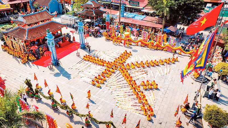 Thực hành nghệ thuật kéo chữ tại Lễ hội Phủ Dầy (huyện Vụ Bản, Nam Định) năm 2024.