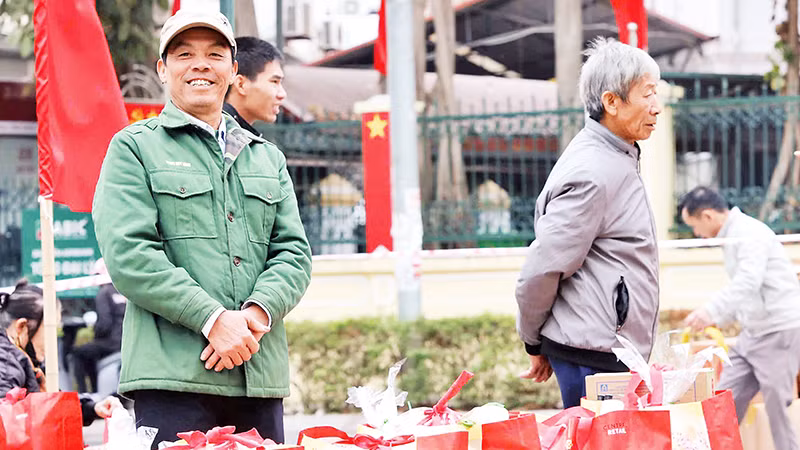 Người dân phấn khởi nhận quà Tết. Người dân phấn khởi nhận quà Tết.