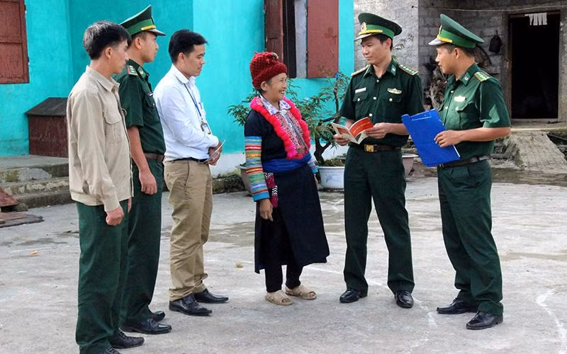 Cán bộ Bộ đội Biên phòng tỉnh Hà Giang tuyên truyền, vận động người dân huyện Mèo Vạc không mua bán, vận chuyển, tàng trữ và sử dụng trái phép ma túy. (Ảnh XUÂN MINH) 