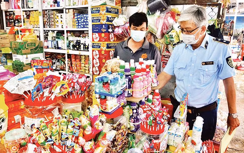 Ðội Quản lý thị trường số 5 kiểm tra, giám sát tình hình thị trường về giá cả, cung cầu hàng hóa tại địa bàn huyện Thới Bình, tỉnh Cà Mau. (Ảnh KIÊM DUYẾN) 