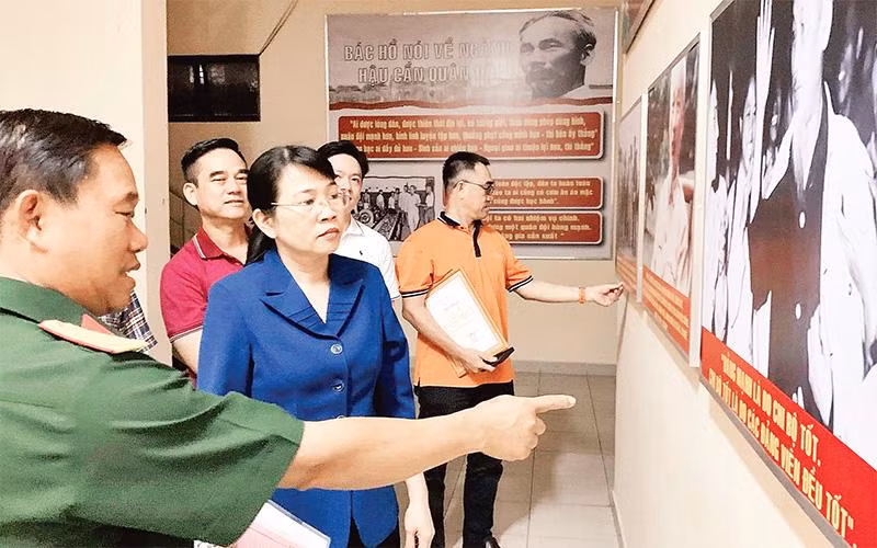 Lãnh đạo quận Tân Phú tham quan không gian văn hóa Hồ Chí Minh tại Ban Chỉ huy quân sự quận Tân Phú. (Ảnh tư liệu quận Tân Phú). 