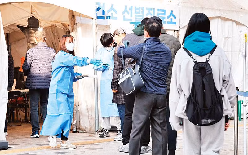 Một điểm xét nghiệm Covid-19 tại Seoul, Hàn Quốc. (Ảnh YONHAP) 