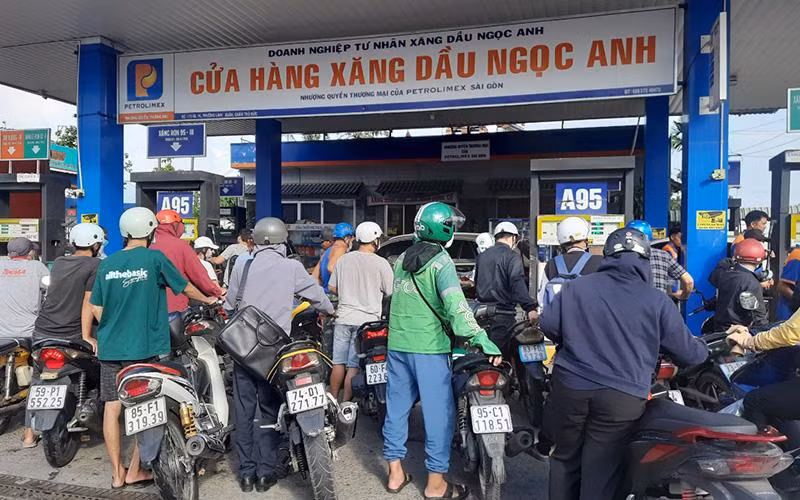 Khách hành mua xăng tại Cửa hàng xăng dầu của Petrolimex ở quốc lộ 1K, phường Linh Xuân, thành phố Thủ Ðức, Thành phố Hồ Chí Minh. (Ảnh CAO TÂN) Khách hành mua xăng tại Cửa hàng xăng dầu của Petrolimex ở quốc lộ 1K, phường Linh Xuân, thành phố Thủ Ðức, Thành phố Hồ Chí Minh. (Ảnh CAO TÂN)