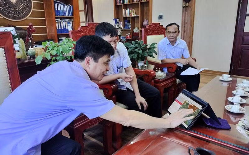 Lãnh đạo Công ty Thủy lợi Hải Dương phân tích bản đồ mưa trên hệ thống.