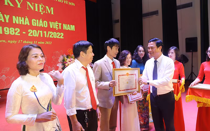 Lãnh đạo thành phố biểu dương, khen thưởng các nhà giáo nhân dịp kỷ niệm Ngày Nhà giáo Việt Nam 20/11. 