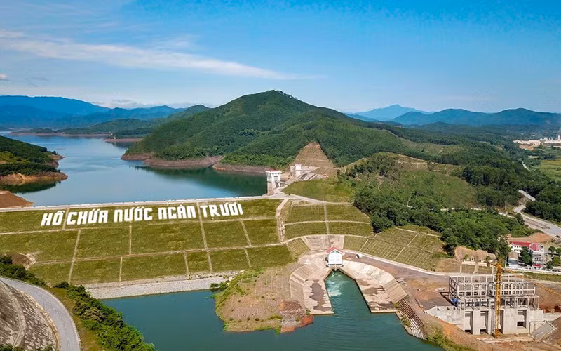 Hồ Ngàn Trươi nằm ở huyện Vũ Quang, tỉnh Hà Tĩnh. Hồ Ngàn Trươi nằm ở huyện Vũ Quang, tỉnh Hà Tĩnh.