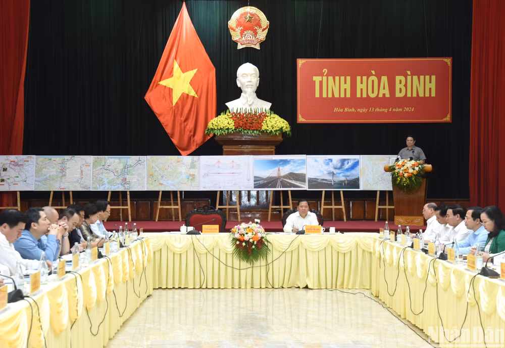 Thủ tướng đề nghị tỉnh phát triển theo mô hình tập trung đa cực, 2 hành lang kinh tế và 3 vùng. Thủ tướng đề nghị tỉnh phát triển theo mô hình tập trung đa cực, 2 hành lang kinh tế và 3 vùng.