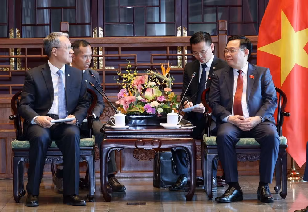 Chủ tịch Quốc hội Vương Đình Huệ tiếp ông Vương Bân, Tổng Giám đốc Tập đoàn Xây dựng Điện lực Trung Quốc (Power China). (Ảnh: TTXVN) 