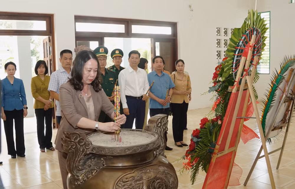Quyền Chủ tịch nước Võ Thị Ánh Xuân dâng hương tại Nhà Tưởng niệm Khu di tích quốc gia đặc biệt Căn cứ Trung ương Cục miền nam. (Ảnh: Tố Tuấn) Quyền Chủ tịch nước Võ Thị Ánh Xuân dâng hương tại Nhà Tưởng niệm Khu di tích quốc gia đặc biệt Căn cứ Trung ương Cục miền nam. (Ảnh: Tố Tuấn)