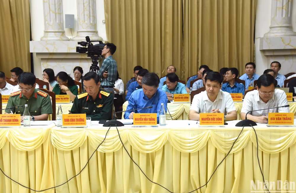 Các đại biểu tham dự buổi làm việc. Các đại biểu tham dự buổi làm việc.