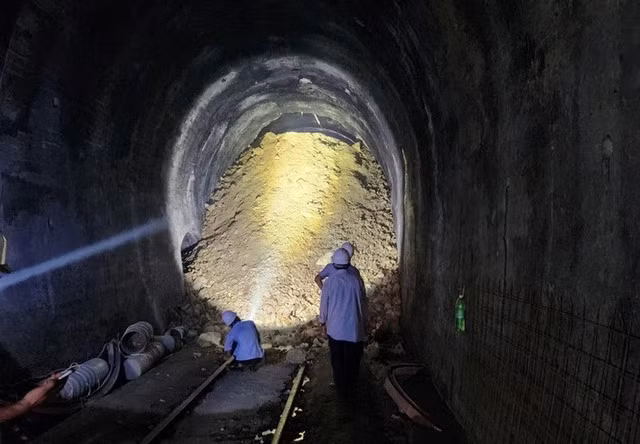 Huy động tối đa nguồn lực khắc phục sự cố sạt lở hầm Bãi Gió 