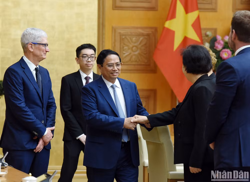 Thủ tướng Phạm Minh Chính với các thành viên đi cùng Giám đốc điều hành Tập đoàn Apple Tim Cook.
