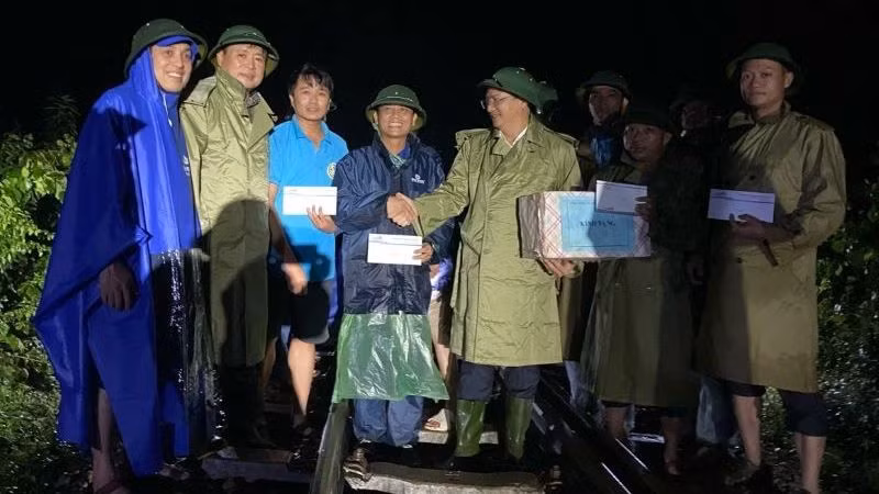 Phó Tổng Giám đốc Tổng Công ty Đường sắt Việt Nam Trần Anh Tuấn trực tiếp có mặt tại hiện trường, chỉ đạo các lực lượng khắc phục sự cố, động viên công nhân, người lao động nỗ lực thông đường trong thời gian sớm nhất.
