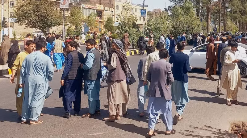 Người dân tại tỉnh Herat hoảng loạn sau khi xuất hiện động đất. (Ảnh: Reuters)