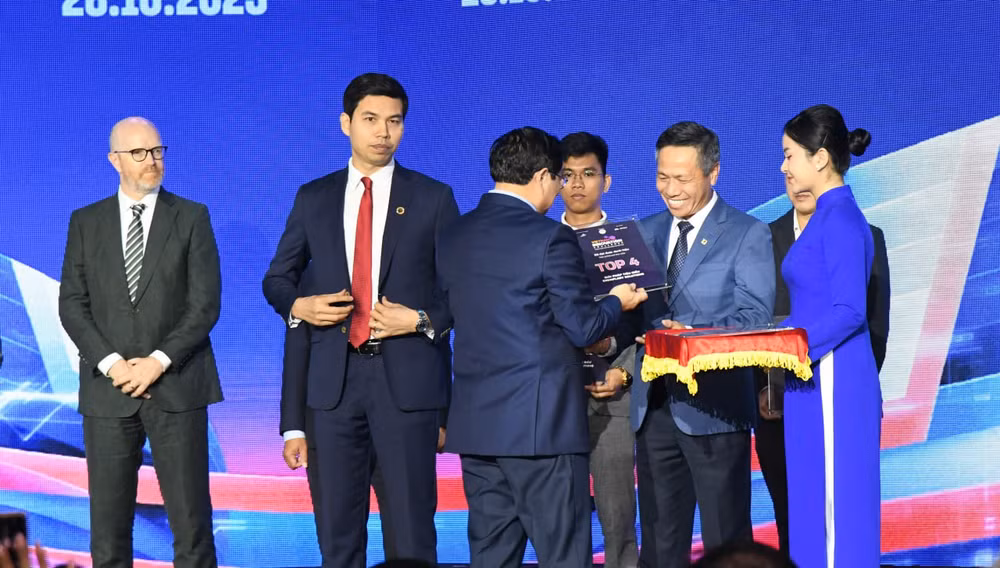 Chủ tịch Tập đoàn VNPT Tô Dũng Thái nhận danh hiệu TOP 4 giải pháp xuất sắc nhất tham gia Chương trình Thách thức đổi mới sáng tạo Việt Nam năm 2023 cho Giải pháp OneSME do Thủ tướng Chính phủ trao tặng. Chủ tịch Tập đoàn VNPT Tô Dũng Thái nhận danh hiệu TOP 4 giải pháp xuất sắc nhất tham gia Chương trình Thách thức đổi mới sáng tạo Việt Nam năm 2023 cho Giải pháp OneSME do Thủ tướng Chính phủ trao tặng.