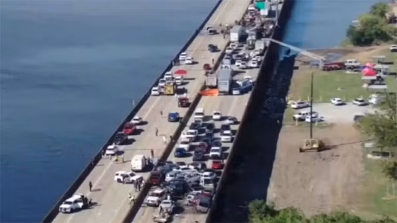 Hiện trường vụ tai nạn giao thông liên hoàn trên cao tốc Interstate 55 ở bang Louisiana, Mỹ ngày 23/10/2023. Ảnh: Sở Cảnh sát bang Louisiana 