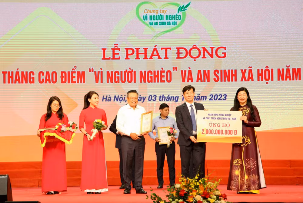 Chủ tịch Ủy ban nhân dân thành phố Hà Nội Trần Sỹ Thanh và Chủ tịch Ủy ban Mặt trận Tổ quốc thành phố Hà Nội Nguyễn Lan Hương tiếp nhận ủng hộ từ các đơn vị, doanh nghiệp. Chủ tịch Ủy ban nhân dân thành phố Hà Nội Trần Sỹ Thanh và Chủ tịch Ủy ban Mặt trận Tổ quốc thành phố Hà Nội Nguyễn Lan Hương tiếp nhận ủng hộ từ các đơn vị, doanh nghiệp.
