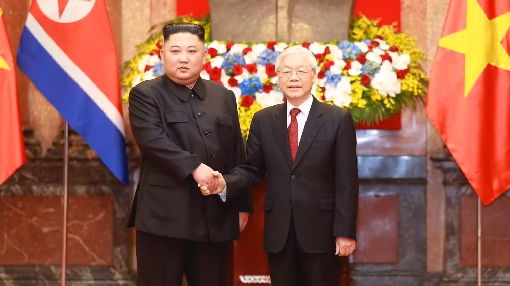 Tổng Bí thư, Chủ tịch nước Nguyễn Phú Trọng chào mừng Chủ tịch Đảng Lao động Triều Tiên, Chủ tịch Quốc vụ nước Cộng hòa Dân chủ Nhân dân Triều Tiên Kim Châng Ưn và Đoàn đại biểu cấp cao Triều Tiên thăm hữu nghị chính thức Việt Nam, ngày 1/3/2019. (Ảnh: TTXVN)