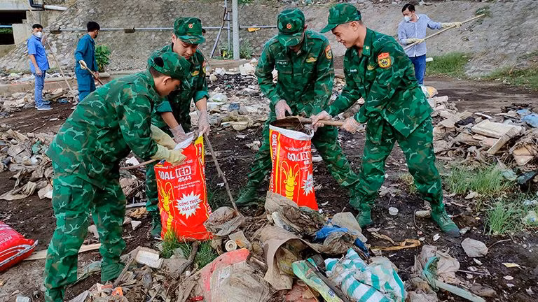Lực lượng Bộ đội Biên phòng Sóc Trăng thu gom hàng tấn rác thải tại khu vực cống Kênh Ba, thị trấn Trần Đề, huyện Trần Đề.