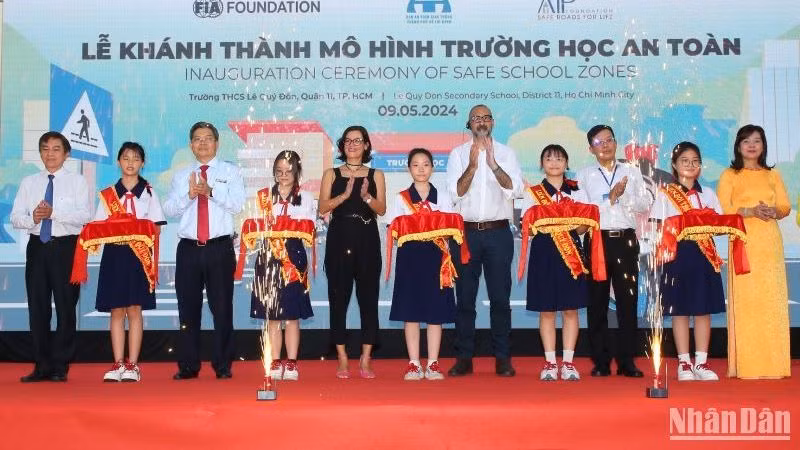 Các đại biểu cắt băng khánh thành Mô hình trường học an toàn tại Trường THCS Lê Quý Đôn (Thành phố Hồ Chí Minh).