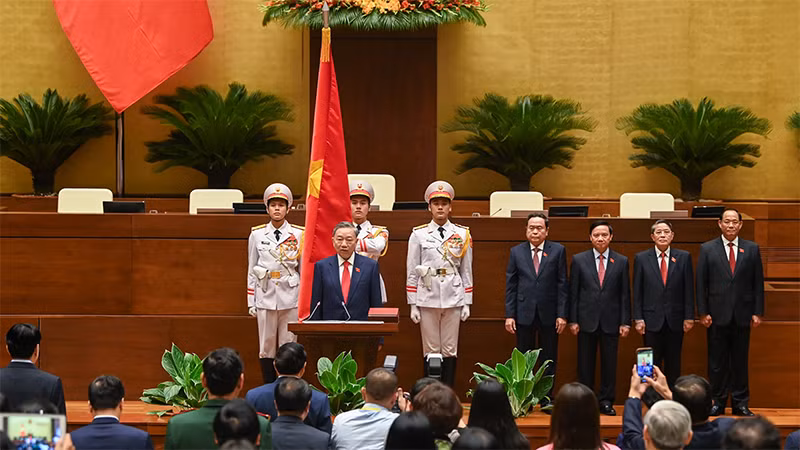 Chủ tịch nước Tô Lâm thực hiện nghi lễ tuyên thệ nhậm chức. Chủ tịch nước Tô Lâm thực hiện nghi lễ tuyên thệ nhậm chức.