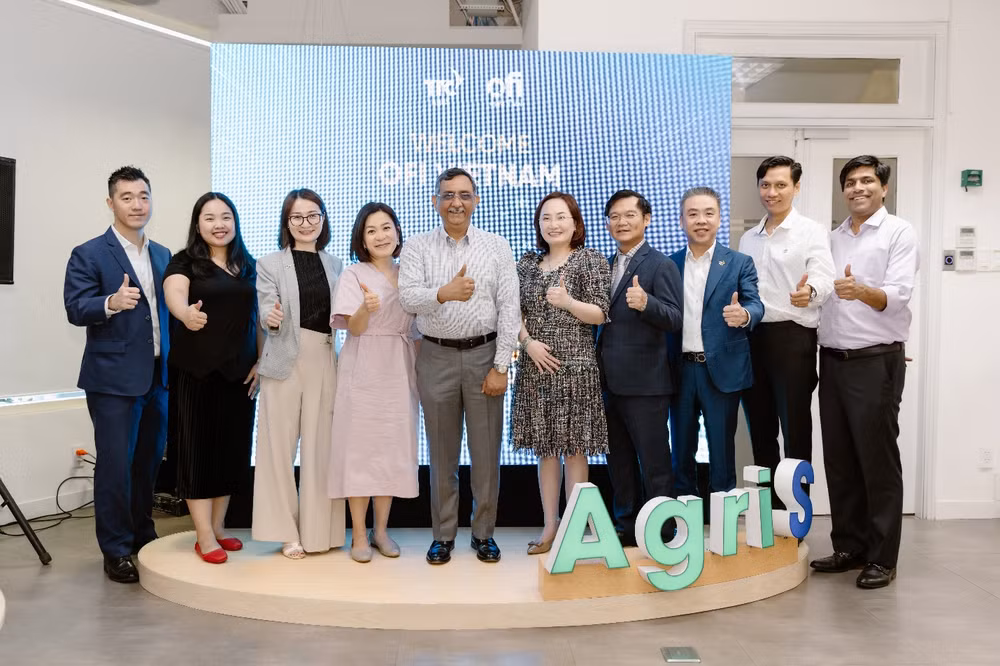 Một trong những bước đi quan trọng trong hợp tác song phương với Singapore là việc nâng tầm mối quan hệ thương mại thành hợp tác chiến lược với OFI (Olam Food Ingredients), tập đoàn hàng đầu trong lĩnh vực nguyên liệu nông sản Một trong những bước đi quan trọng trong hợp tác song phương với Singapore là việc nâng tầm mối quan hệ thương mại thành hợp tác chiến lược với OFI (Olam Food Ingredients), tập đoàn hàng đầu trong lĩnh vực nguyên liệu nông sản