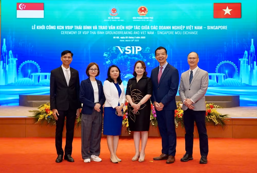 Bà Đặng Huỳnh Ức My - Chủ tịch HĐQT TTC Agri, Chủ tịch Công ty Global Mind Agriculture PTE. LTD (Thứ 3 từ phải qua) và Giáo sư William Chen Wei Ning - Giám đốc Trung tâm Thí nghiệm Đổi mới Nông nghiệp - Thực phẩm Singapore (SAIL), Đại học Công nghệ Nanyang (NTU) (Thứ 2 từ phải qua) cùng đại diện 2 bên tại sự kiện ký kết Bà Đặng Huỳnh Ức My - Chủ tịch HĐQT TTC Agri, Chủ tịch Công ty Global Mind Agriculture PTE. LTD (Thứ 3 từ phải qua) và Giáo sư William Chen Wei Ning - Giám đốc Trung tâm Thí nghiệm Đổi mới Nông nghiệp - Thực phẩm Singapore (SAIL), Đại học Công nghệ Nanyang (NTU) (Thứ 2 từ phải qua) cùng đại diện 2 bên tại sự kiện ký kết