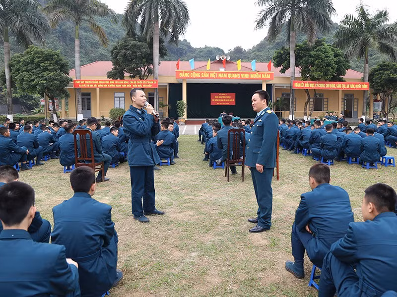 Lãnh đạo Tiểu đoàn 31, Lữ đoàn 28 (Quân chủng Phòng không-Không quân) đối thoại với chiến sĩ mới. (Ảnh ÐỨC LƯU)