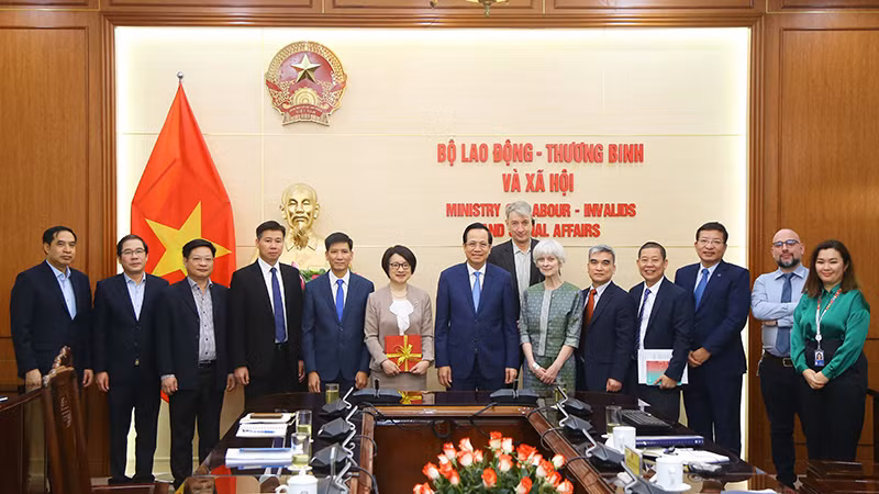 Các đại biểu chụp ảnh lưu niệm. (Ảnh: Molisa)