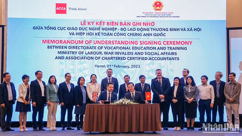 Lễ ký Biên bản ghi nhớ giữa Tổng cục Giáo dục nghề nghiệp và Hiệp hội Kế toán công chứng Anh quốc (ACCA). (Ảnh: Nhật Quang)