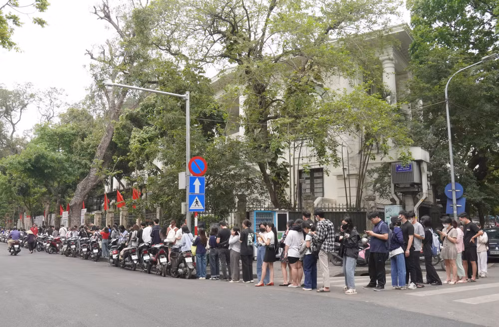 Từ 8 giờ sáng, dòng người xếp hàng dài bên ngoài Trụ sở Báo Nhân Dân để vào triển lãm. Từ 8 giờ sáng, dòng người xếp hàng dài bên ngoài Trụ sở Báo Nhân Dân để vào triển lãm.