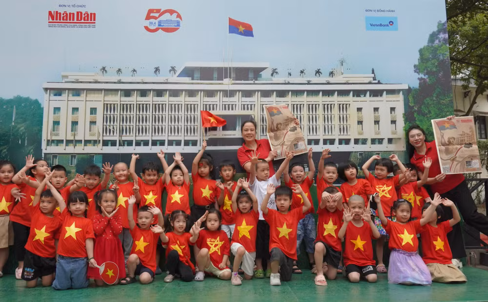 Các bạn nhỏ lớp nhỡ A Trường mầm non Tháng Tám mặc áo cờ đỏ sao vàng háo hức chụp ảnh trong buổi tham quan triển lãm. Các bạn nhỏ lớp nhỡ A Trường mầm non Tháng Tám mặc áo cờ đỏ sao vàng háo hức chụp ảnh trong buổi tham quan triển lãm.